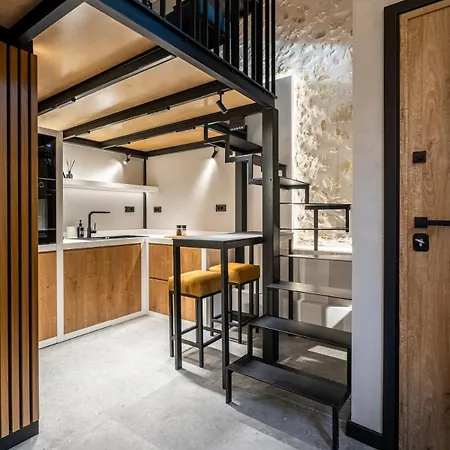 Urban Hive 2-story With Roof Garden *